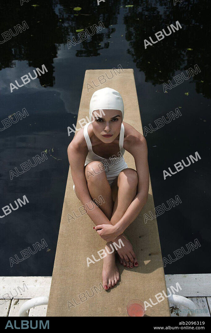 KEIRA KNIGHTLEY en EXPIACION: MAS ALLA DE LA PASION, 2007 (ATONEMENT), dirigida por JOE WRIGHT. Copyright WORKING TITLE FILMS.