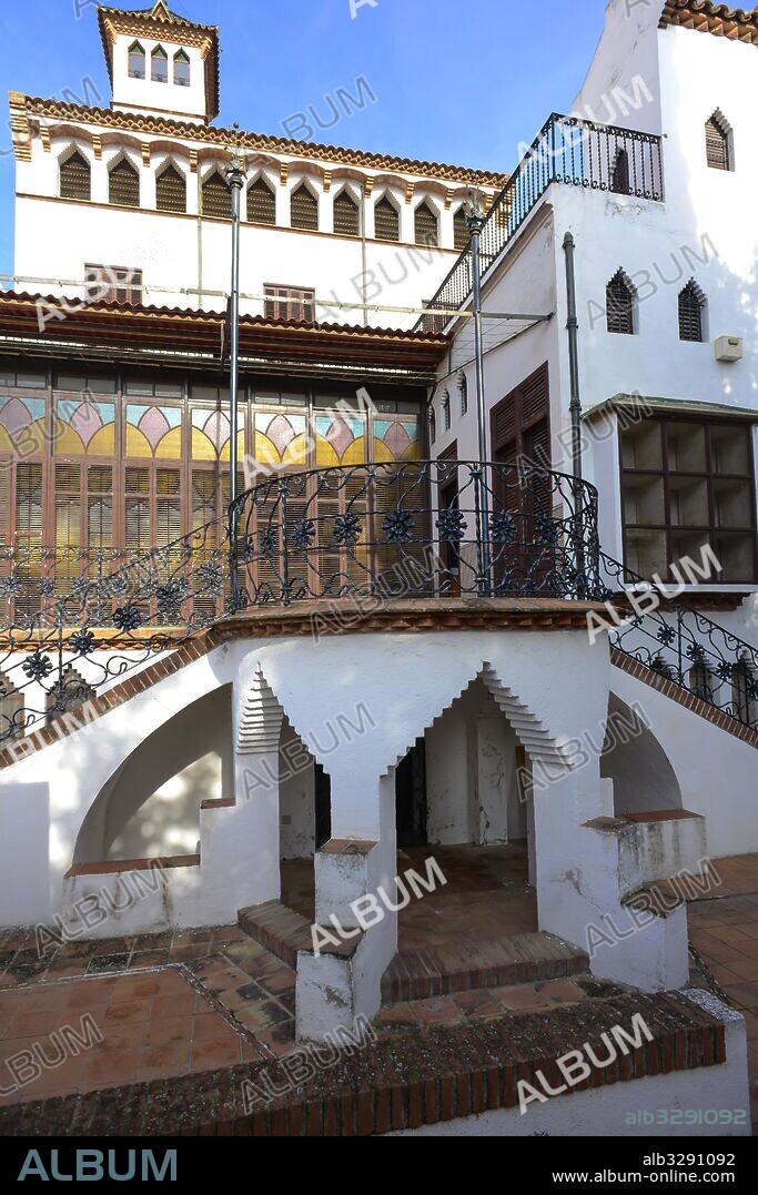 JOSEP PUIG I CADAFALCH. Casa Coll i Regàs, 1898. Detalle de la  parte posterior de la casa. Galeria cubierta con una vidriera de colores  y escaleras de forja que dan acceso al jardín. Torre mirador. Mataró.