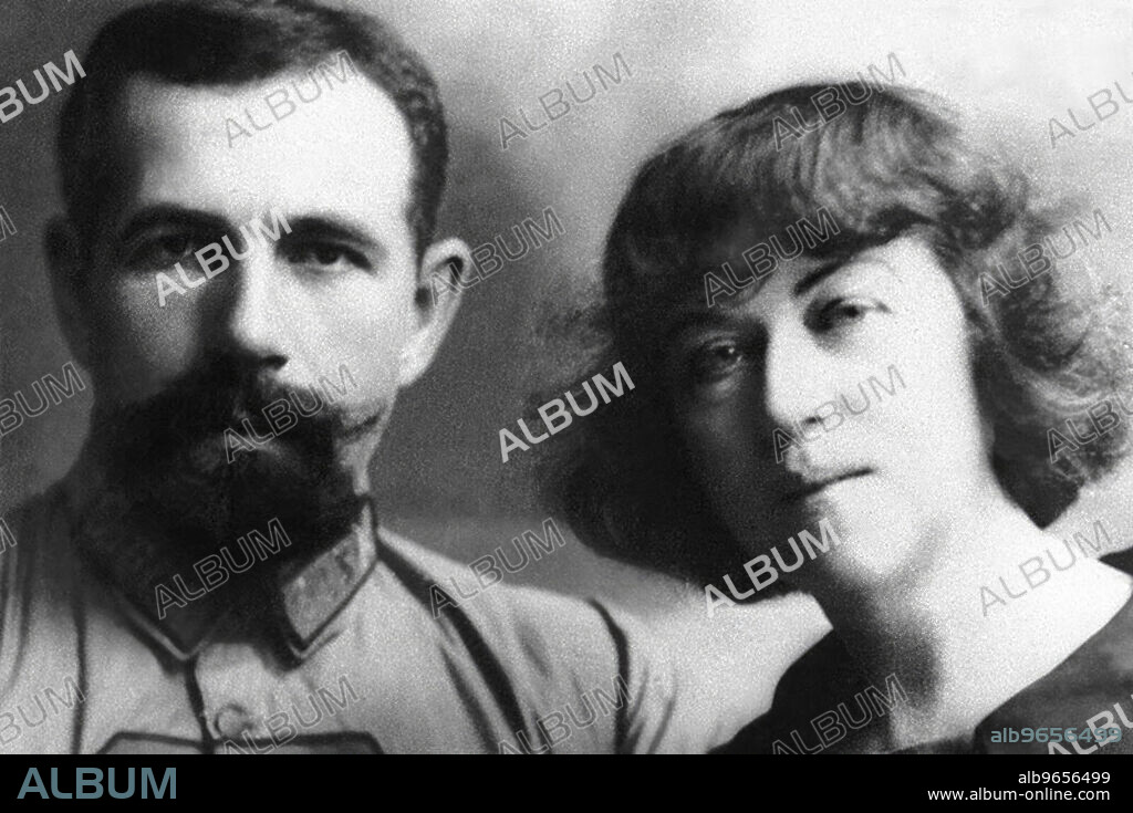 El militar soviético Pavel Dybenko (1889-1938) y su esposa, la política y diplomática soviética Alexandra Kollontai (1872-1952).