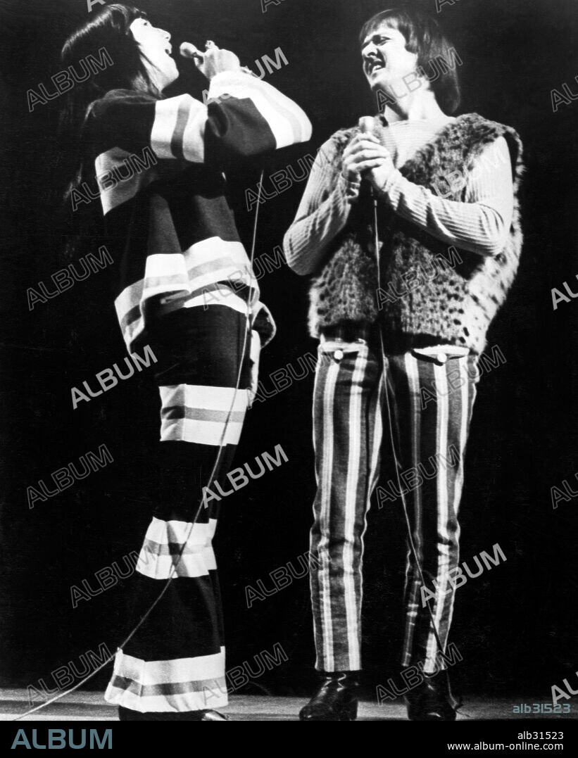 Cher y Sonny Bono en una actuación.