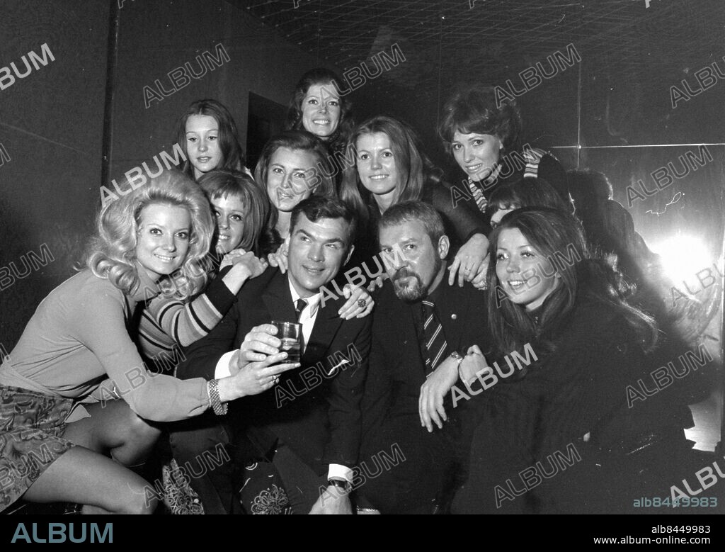 GÖTEBORG 1971-03-06.. Sista kvällen på Yaki-da - Östra Hamngatan. Pelle Lundberg uppvaktas av flickorna. *** Local Caption *** Krep Blad 1971-130 Foto: Bror Augustsson / Kamerareportage / TT / Kod: 2524.
