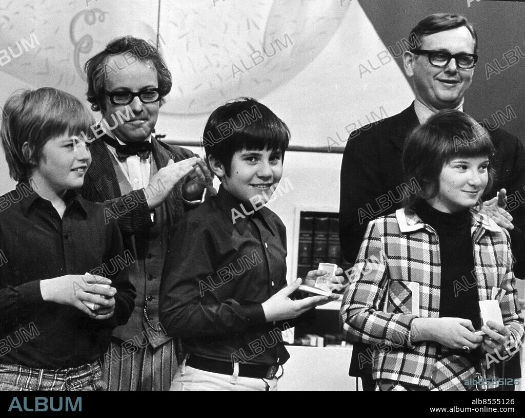 ARKIV -19720416- SVT s program Vi i femman. Här finalisterna Östra skolan i Falun applåderar segrarna gör Carl-Uno Sjöblom och Berndt Friberg. Segrarna fr v Johan Miller, Johan Tysk och Eva Lanner. Foto: Bengt Almquist / DN / TT / Kod: 1. ** SVD OUT **.