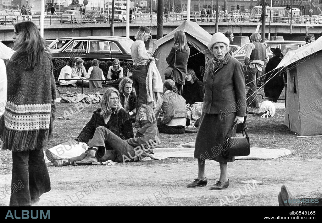 STOCKHOLM 1971-05-16 . Striden om almarna i Kungsträdgården. Många flanörer passade på att studera tältlivet vid almarna på söndagen. Inom Alternativ stad önskar man dock att tälten kommer bort från Kungsträdgården.. Foto: Sven-Erik Sjöberg / DN / TT / Kod: 53. ** SvD OUT **.