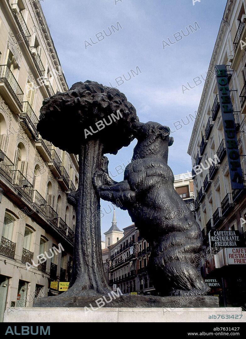 ANTONIO NAVARRO SANTAFE (1906-1983). ESTATUA DEL OSO Y EL MADROÑO SIMBOLO DE LA CIUDAD DE MADRID SITUADO EN LA CALLE DEL CARMEN DESDE EL AÑO 1986 HASTA EL AÑO 2009 -.