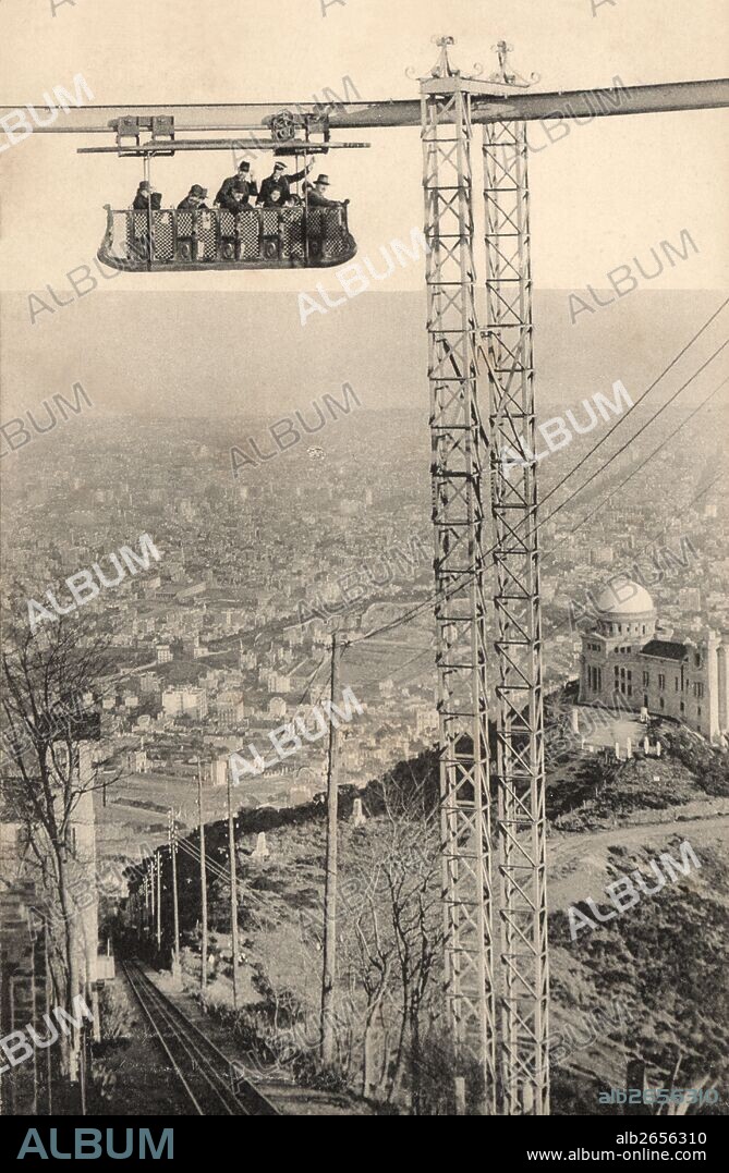 Barcelona. Montaña del Tibidabo. Ferrocarril aéreo circulando sobre el funicular, junto al Observatorio astronómico Fabra. Tarjeta postal, foto Roisin. Años 1920.