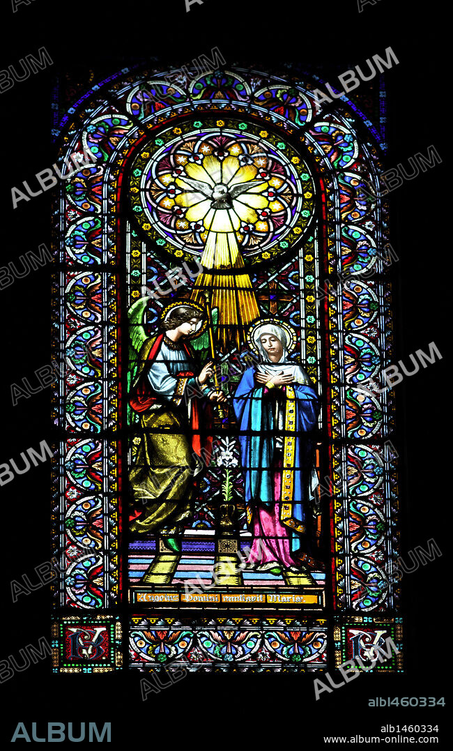 VIDRIERA con la representación de la ANUNCIACION DEL ARCANGEL GABRIEL A LA VIRGEN MARIA. Dibujada por Enric Monserdà i Vidal (1850-1926), realizada en los Talleres de Eudald Ramón Amigo (1828-1885). BASILICA DEL MONASTERIO DE MONTSERRAT. Cataluña. España.
