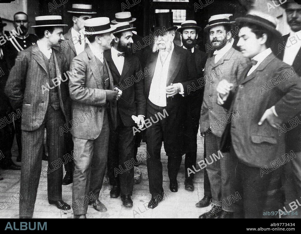 Madrid, 04/07/1906. El Marqués de la Vega de Armijo sale del Palacio Real después de hablar con el Rey de la cuestión política.