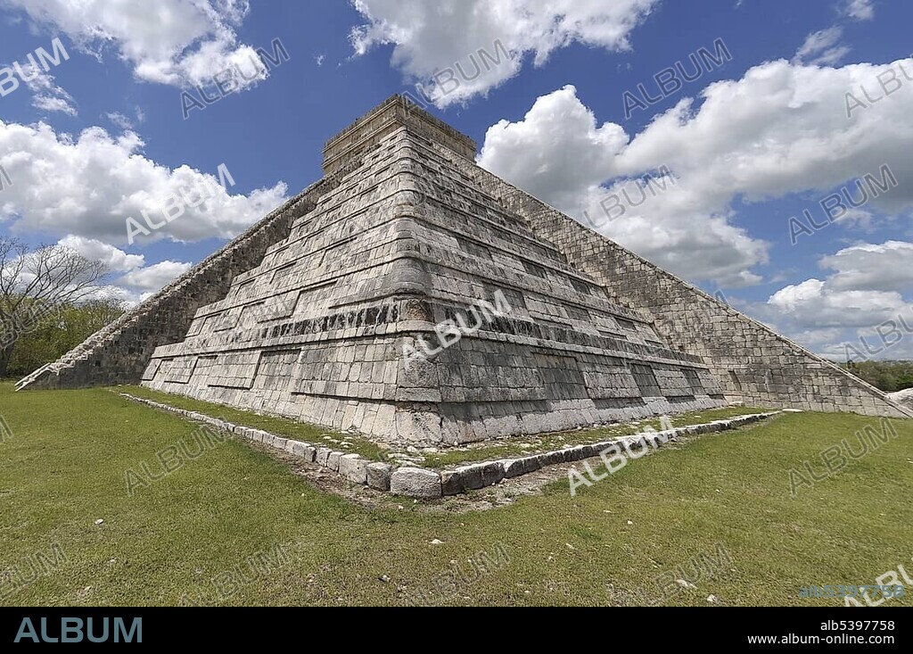 Temple of Kukulkan Pyramid, Zona Nord, Chichen-itza, new wonder of the world, Mayan and Toltec archaeological excavation, Yucatan Peninsula, Mexico, Central America