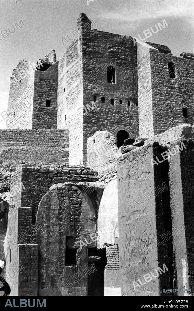 Coptic monastery of St Simeon in the desert west of Aswan, Egypt. Also known as Deir Anba Sim'an and Anba Hatre. The name St. Simeon was given by archaeologists and travellers. Earlier Arabic and Coptic sources called it Anba Hatre (Hidra, Hadri, Hadra), after an anchorite who was consecrated a bishop of Syene (now Aswan) by Patriarch Theophilus (385-412 AD). ©TopFoto.