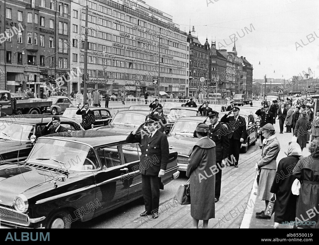 HUDDINGE 1960-10-11. Berit Lundquist, taxichaufför hittas skjuten i sin bil i Huddinge söder om Stockholm den 29 september 1960. orginal bildtext: Med stram honnör och en tyst minut hedrade alla taxiförare klockan 12 minnet av Berit Lundquist offret för taximordet i Huddinge. Så här såg det ut utanför centralen i Stockholm.. Foto: Bertil Stilling / XP / TT / Kod: 40 **AFTONBLADET OUT**.