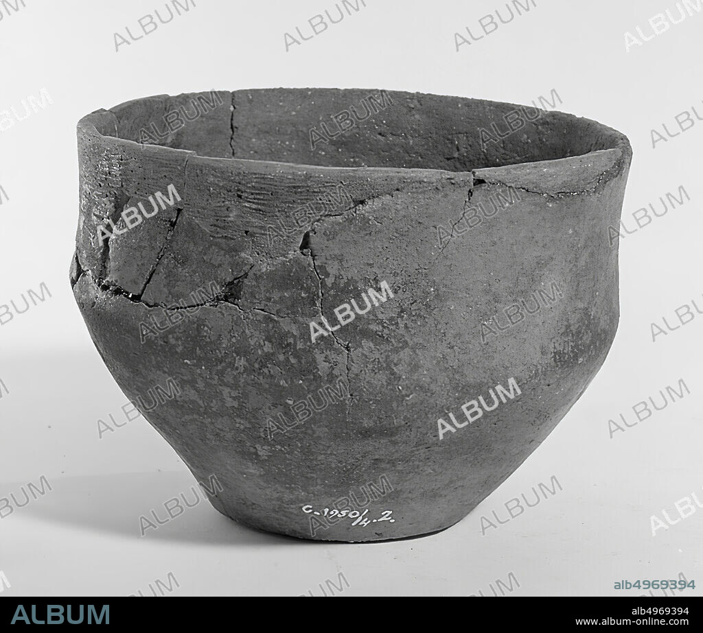 Urntje, made of clay mixed with stones. Browned and sown on the surface. The edge here and there damaged. Late Hallstatt shape. Old bondings and additions, crack of 3,6 cm in the edge., Urn, pottery, h: 10,2 cm, diam: 14 cm, prehistory -800.