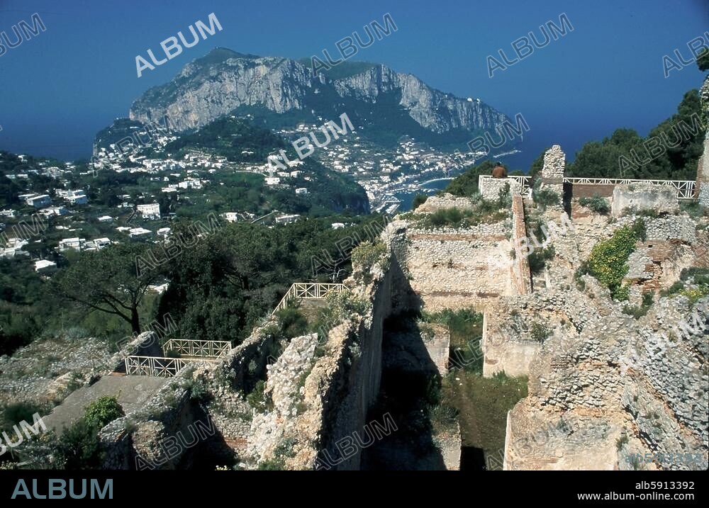 Insel Capri, Villa di Tiberio (Villa Jovis, Villa des römischen Kaisers Tiberius, 1.Jh.n.Chr.), in der Tiberius zwischen 27-37 n.Chr. bevorzugt lebte. Blick zum Monte Solaro. Golf von Neapel (Kampanien, Italien). Capri, Kampanien, Italien.