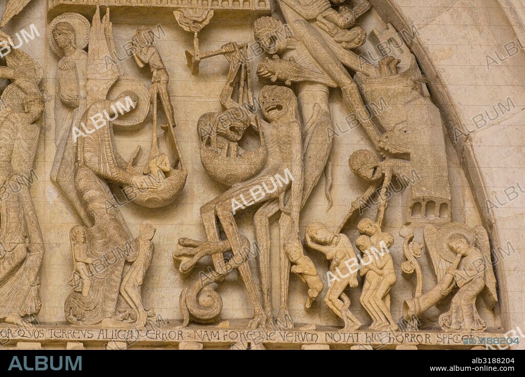 nártex, basílica de Santa María Magdalena de Vézelay, obra maestra de la arquitectura románica del siglo XII, monumento histoico, patrimonio de la humanidad por la Unesco, Vézelay, Borgoña, France.