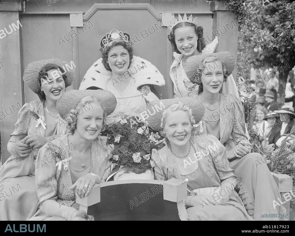 Southend on Sea Carnival . The Carnival Queen , Miss Evelyn Vaughan and her attendants . 1937.
