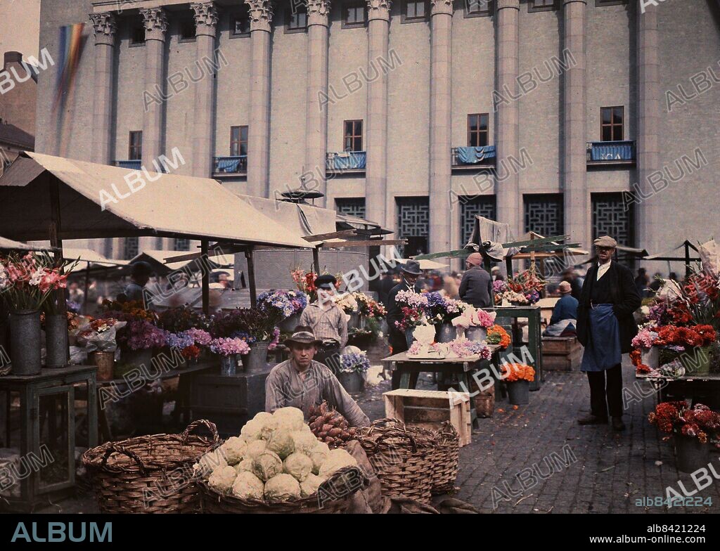 ARKIV 1929 . Färgbild från Hötorget i Stockholm. I bakgrunden Konserthuset uppfört 1924-1926. Den första svenska färgbilden, ett kvinnoporträtt publicerades i Svensk Fototidskrift 1903. De första autochrome-plåtarna som användes till den här bilden kom till Sverige 1906 och fick en snabb spridning men det var först 1935-1936 med lanseringen av Kodachrome och Agfacolor-Neu-filmerna som förutsättningen för en bred utveckling skapades.. Denna bild är tagen 1929.. Hötorget in Stockholm, a market with fruit and vegetables. In the background Stockholm Concert Hall.. Foto: TT / Kod 1900.