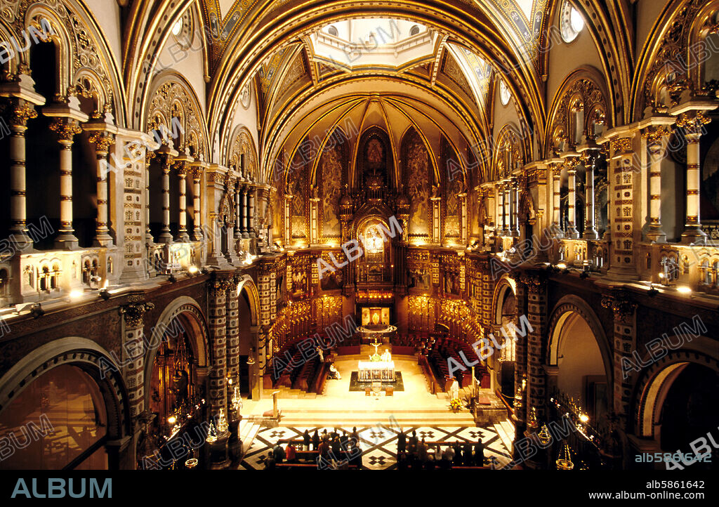 Montserrat, interior de basílica (la más emblemática de Cataluña).
