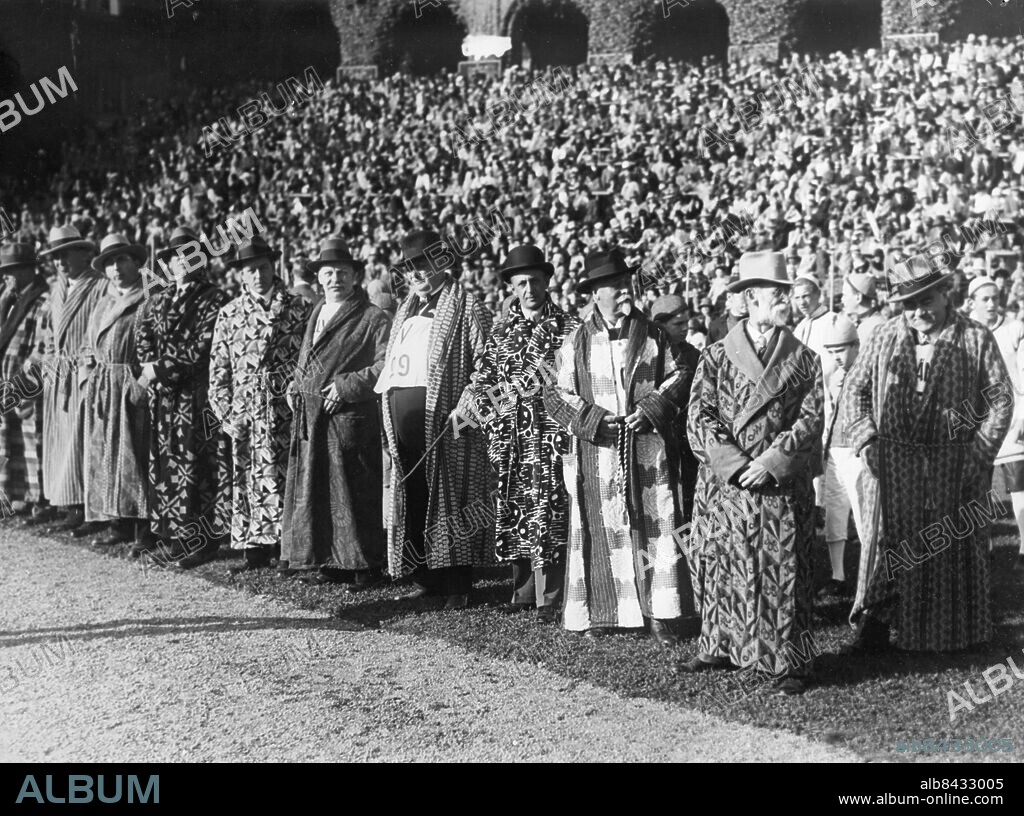 STOCKHOLM 1935.. Orig. bildtext... BARNENS DAG Kända Stockholmare i väntan på start till gångtävlan. f.v. Nils Lundell, Isaac Grunevald, Eric Berglund, Ivar Kåge, Emil Norlander, Hjalmar Meissner, Sven Salén, Uno Oldenburg, Johan Saxon och Emile Stiebel. Not. Barnens dag - 1935 Anm. Morgonrockar Mönster Utklädda CD493 persons: EMILE STIEBEL;JOHAN SAXON;UNO OLDENBURG;SVEN SALÉN;HJALMAR MEISSNER;EMIL NORLANDER;IVAR KÅGE;ERIC BERGLUND;ISAAC GRUNEVALD;NILS LUNDELL sites: STOCKHOLM;SVERIGE.