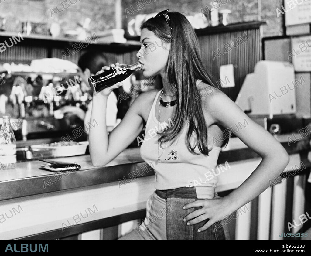 ORNELLA MUTI en UNA CHICA Y UN SEÑOR, 1974. Copyright PEDRO MASO P.C.