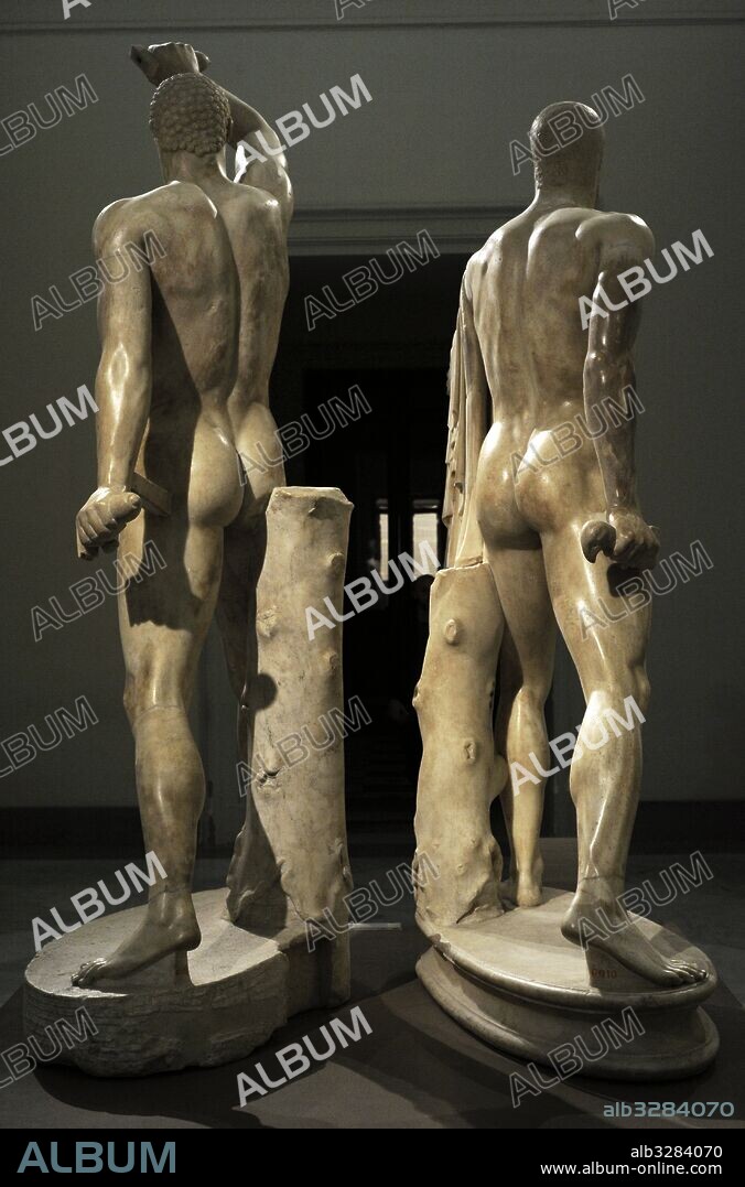 Grupo de los Tiranicidas. Grupo escultórico con la representación de Harmodio y Aristogitón, asesinos del tirano Hiparco de Atenas. Obra griega, transición entre el estilo arcaico griego y el severo. Autores: Ekritios y Nesiotes. Copia romana del siglo II d. C. Mármol. Museo Arqueológico Nacional. Nápoles. Italia.