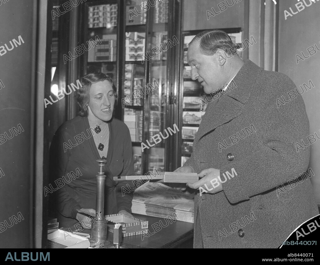 Göteborg 1937-01-20 - En man och ett biträde i Brobergs tobaksaffär dikuterar cigarrer - *** Local Caption *** GT Låda 1937-jan-02. KAMERAREPORTAGE.