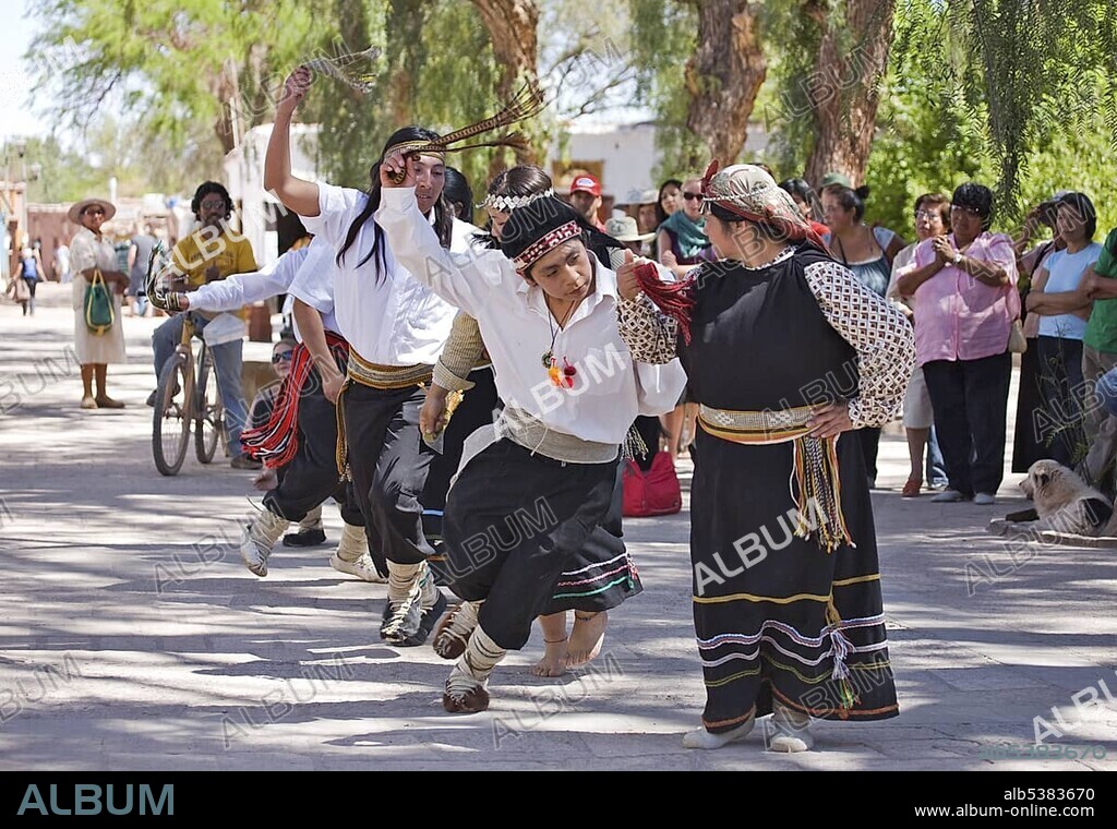 Mapuche Indians performing a dance, San Pedro de Atacama, Región de Antofagasta, Chile, South America