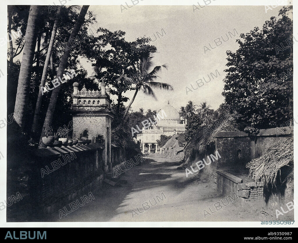 View of the Mosque of Nutter Owleah, Tiruchirappalli, India, View of the mosque (Musjid) of Nuttur Auleah, Trichinopoly (now Tiruchchirappalli), Madras, India, Photographic Views of Trichonopoly (series title), View of the temple of Trichinopoly, now Tiruchchirappalli, in India. Plate 8 from the album Photographic Views of Trichonopoly, Linnaeus Tripe (mentioned on object), Great Britain, 1858 - 1860, cardboard, salted paper print, height 286 mm × width 378 mm.