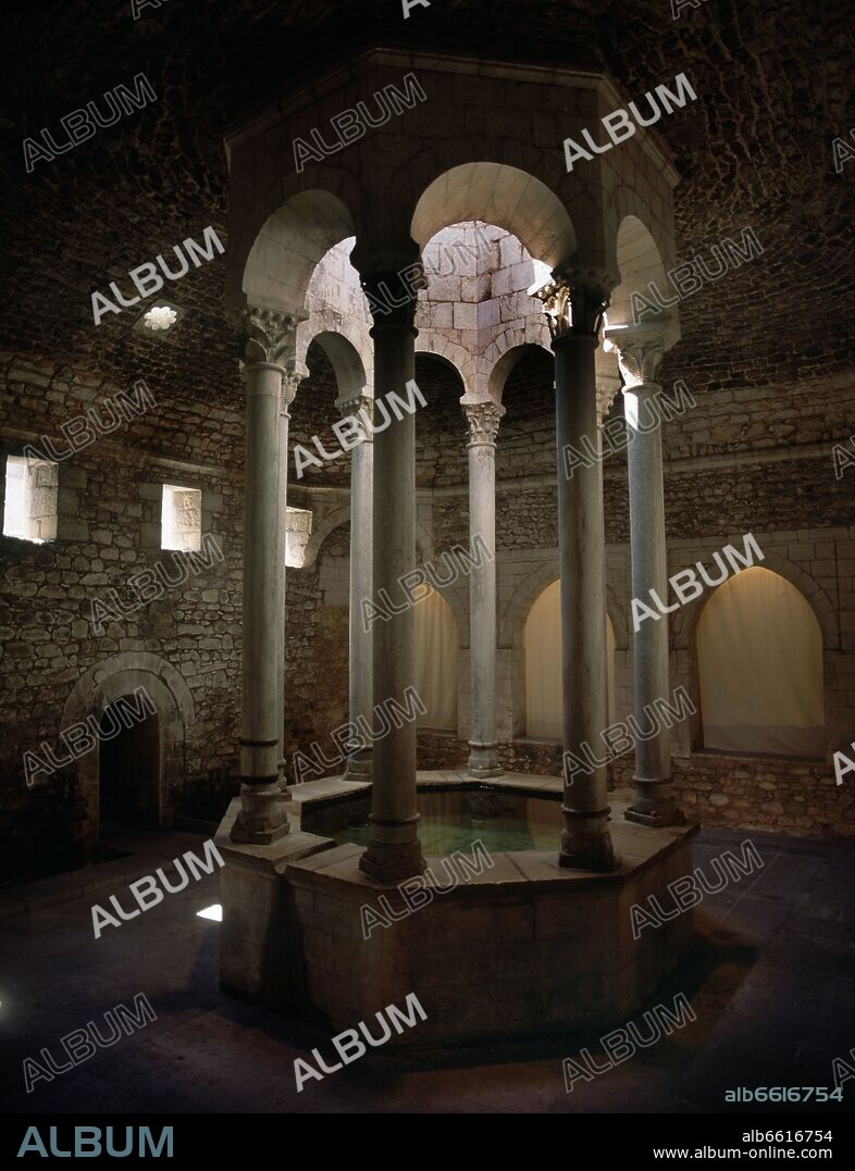 TEMPLETE OCTOGONAL DEL APODITERIUM O VESTUARIO DE LOS BAÑOS ARABES - SIGLO XII.