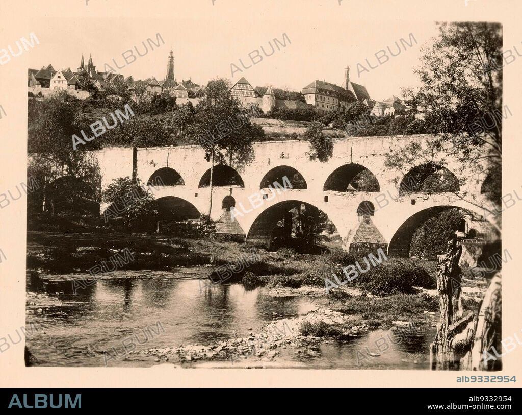 View of the Tauberbrücke in Rothenburg ob der Tauber, Rothenburg ob der Tauber Doppelbrücke - Double Bridge (title on object), anonymous, Rothenburg ob der Tauber, c. 1940 - c. 1960, photographic support, gelatin silver print, height 69 mm × width 92 mm.