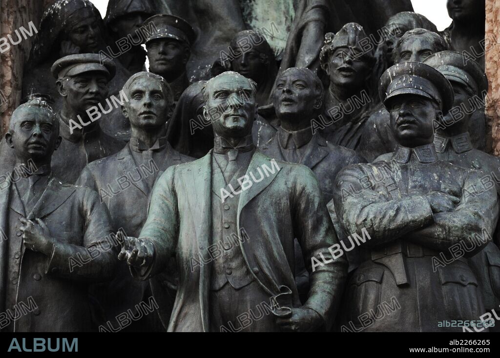 Turquía. Estambul. Monumento a la República, realizado en 1928 por Pietro Canonica (1869-1959). Conmemora la creación de la República Turca en 1923. Detalle del grupo de estatuas, donde destaca Kemal Atatürk, Ismet Inönü y Fevzi Cakmak vestidos con ropa moderna occidental europea. Plaza Taksim.
