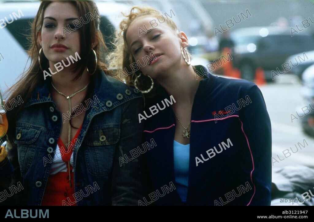 ANNE HATHAWAY y BIJOU PHILLIPS en CAOS, 2005 (HAVOC), dirigida por BARBARA KOPPLE. Copyright MEDIA 8 ENT/STUHALL PRO/SRO ENT/VIP 2.