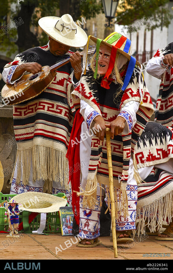 Baile del viejito (tradicional Purepecha) en la plaza Vasco de Quiroga. Pátzcuaro. Estado de Micchoacán.Mexico.