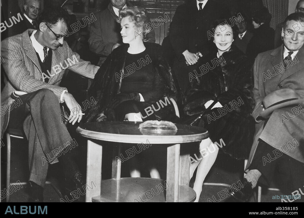 NORMA JEAN BAKER, Laurence Kerr Olivier, VIVIEN LEIGH and MILLER ARTHUR 1915. ARTHUR MILLER, LAURENCE OLIVIER, MARILYN MONROE and VIVIEN LEIGH in THE PRINCE AND THE SHOWGIRL, 1957, directed by LAURENCE OLIVIER. Copyright WARNER BROTHERS.