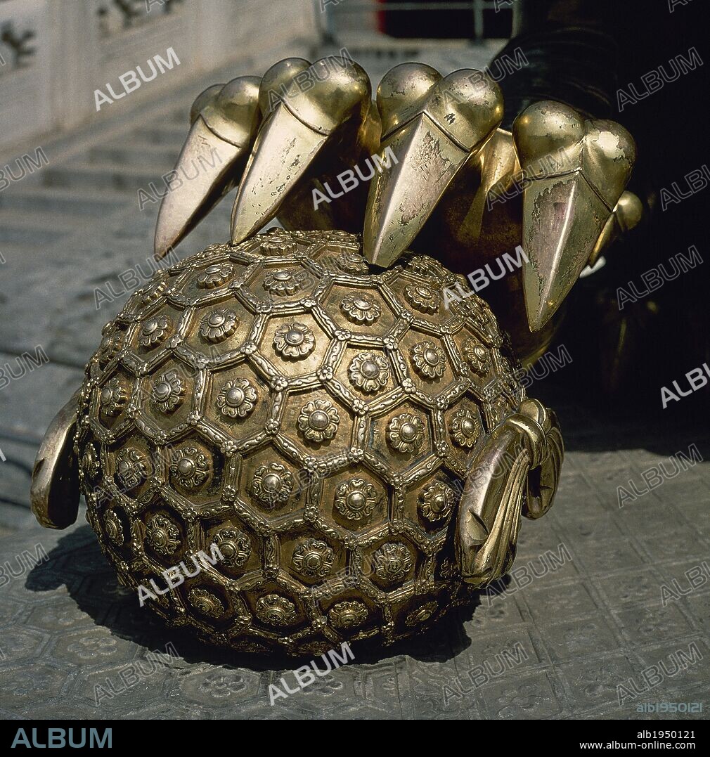 ARTE CHINO. GARRA DE UN LEON, que se encuentra en la ciudad imperial. Realizado en bronce. Simboliza el poder. PEKIN. CHINA.