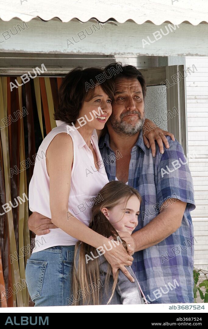 GUY LECLUYSE y VALERIE BONNETON en MI FAMILIA DEL NORTE, 2018 (LA CH'TITE FAMILLE), dirigida por DANY BOON. Copyright Les Productions du Ch'Timi / Pathé.