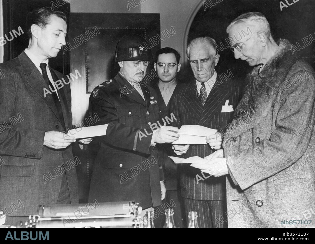 Orig. bildtext... AQUITTED MEN GET PASSPORT TO FREEDOM AFRAID TO QUIT PRISON SCHACHT, Von PAPEN and FRITSCHE, three men aquitted in the Nuremberg trial are afraid of the wrath of their own people. Although they were free to go, the chose to spend the second night of their freedom in the prison cell. Protest meetings are held all over Germany. PHOTO SHOWS: Receiving their freedom from the Governor of the Nuremberg Prison, U.S. Army Colonel BRUTON C. ANDRUS of Tacoma, Wash. are L to R: FRITSCHE, VON PAPEN and HJALMAR SCHACHT. Anm. Nürnbergrättegångarna 1945-1949, där segrarmakterna i andra världskriget ställde militära och politiska ledare från Nazityskland inför rätta. H Fritsche 1900-53, tysk hög tjänsteman i Nazitysklands propagandaministerium. F von Papen 1879-1969, tysk rikskansler 1932 och vicekansler 1933-1934. H Schacht 1877-1970, tysk politiker och finansexpert, medverkade som ekonomiminister till nazisternas upprustning men avgick 1937 på grund av kritik mot regimen. Nürnbergprocessen Dokument Papper Allvar Kläder Glasögon Kostymer Hjälmar Besked Fria CD494 persons: FRANZ VON PAPEN;HANS FRITSCHE;HJALMAR SCHACHT;BRUTON C ANDRUS sites: USA *;TYSKLAND;NÜRNBERG.