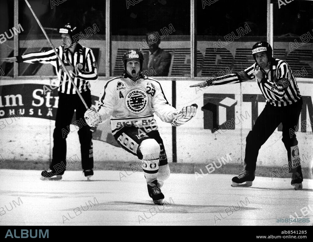 Göteborg 1991-01-26 - Ishockey - Frölunda -. Stefan Larsson har gjort mål. Foto: Peter Claesson. *** Local Caption *** . PETER CLAESSON.