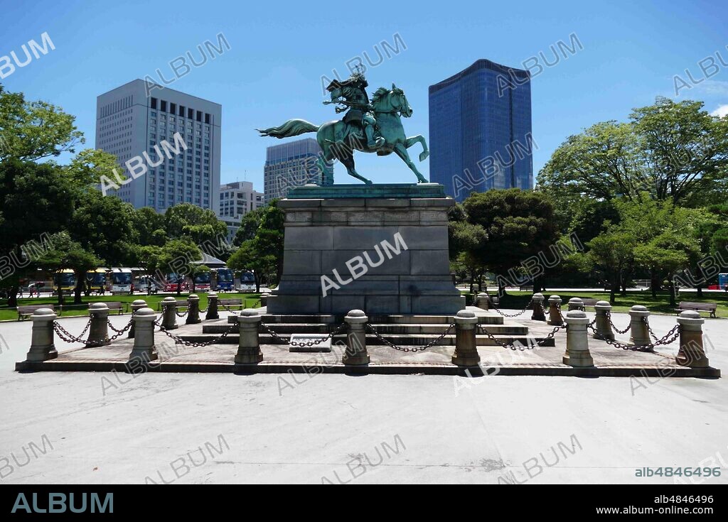 Kusunoki Masashige (1294 - 1336) , 14th-century samurai who fought for Emperor Go-Daigo in the Genko War, the attempt to wrest rulership of Japan away from the Kamakura shogunate and is remembered as the ideal of samurai loyalty. Statue in Tokyo, Japan.