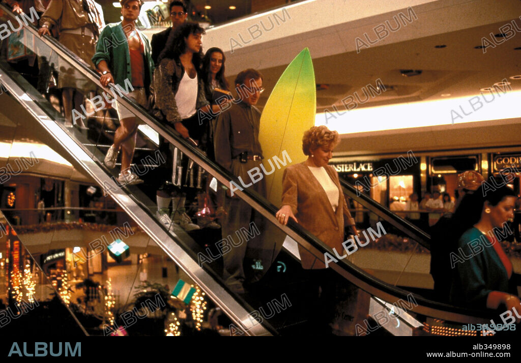 BETTE MIDLER and WOODY ALLEN in SCENES FROM A MALL, 1991, directed by PAUL MAZURSKY. Copyright TOUCHSTONE PICTURES.