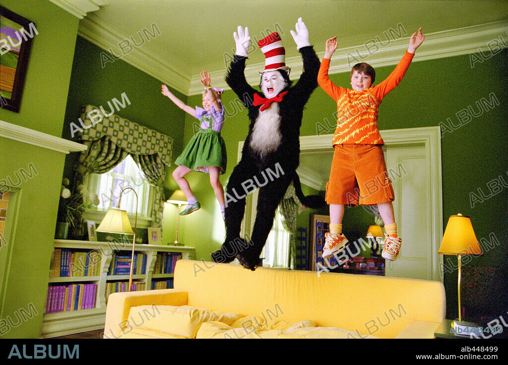 DAKOTA FANNING, MIKE MYERS and SPENCER BRESLIN in DR. SEUSS' THE CAT IN THE HAT, 2003, directed by BO WELCH. Copyright UNIVERSAL STUDIOS/DREAMWORKS / GORDON, MELINDA SUE.