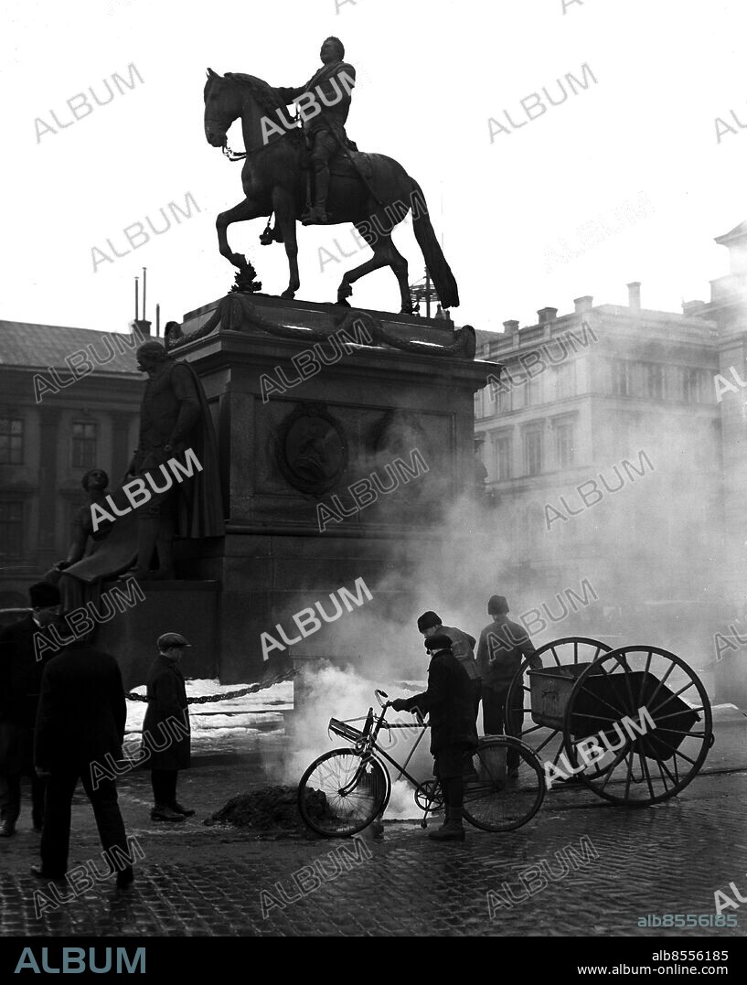 ARKIV 1928 . Gustav Adolfs torg med Gustav II Adolfs staty. I bakgrunden Arvfurstens palats.. Gustav Adolfs square with the statue of the king Gustav Adolf.. Foto: TT / Kod 1900.
