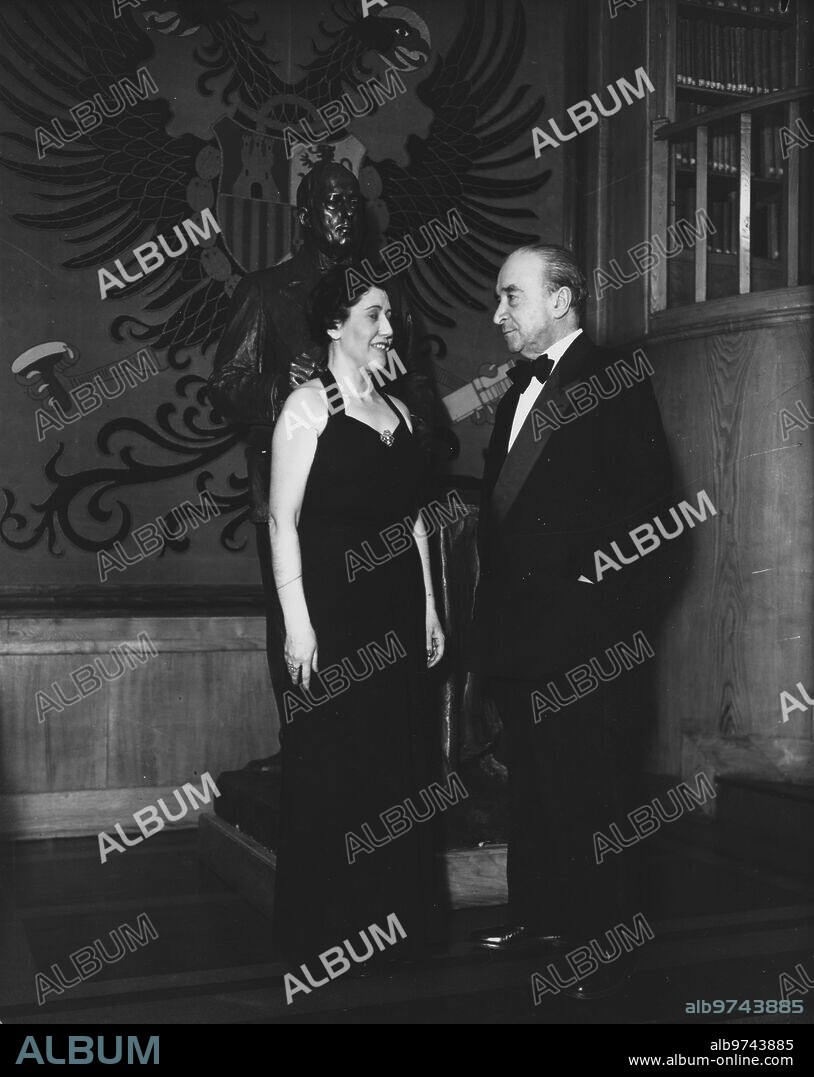 The writer Julio Camba and the journalist Josefina Carabias Rigó at the Mariano de Cavia awards ceremony.