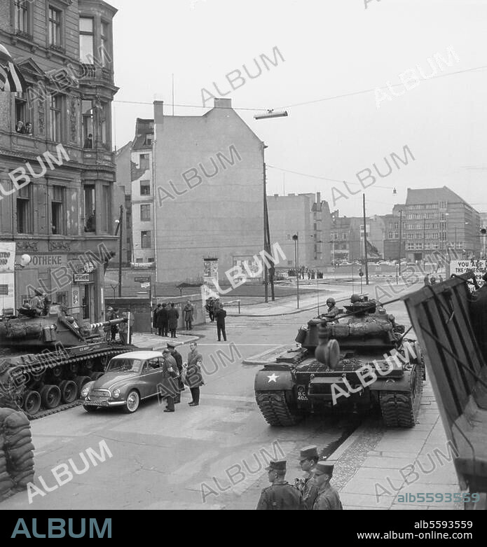 Berlin, 25 October 1961. US tanks at the checkpoint in Friedrichstraße (Checkpoint Charlie). Photo.