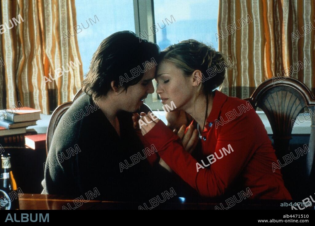 ETHAN HAWKE and JULIA STILES in HAMLET, 2000, directed by MICHAEL ALMEREYDA. Copyright DOUBLE A FILMS.
