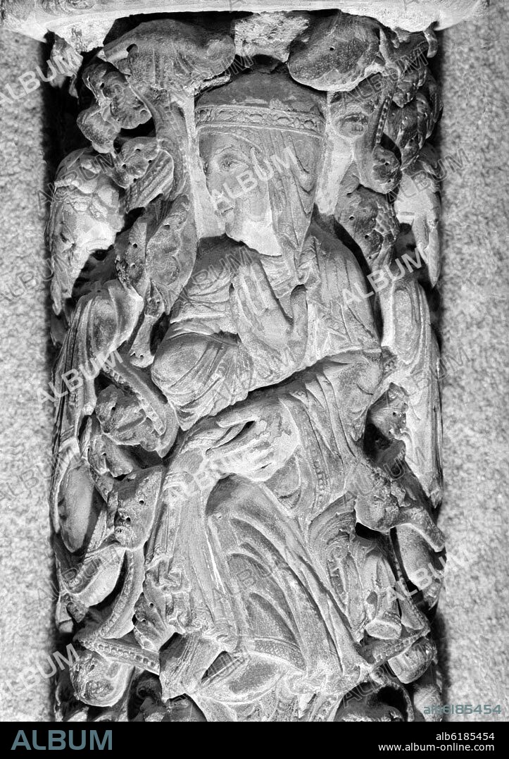 MAESTRO MATEO. DETALLE DE LA VIRGEN MARIA EN LA COLUMNA DEL PARTELUZ DEL PORTICO DE LA GLORIA - SIGLO XII - ROMANICO ESPAÑOL - B/N - AÑOS 50 -.