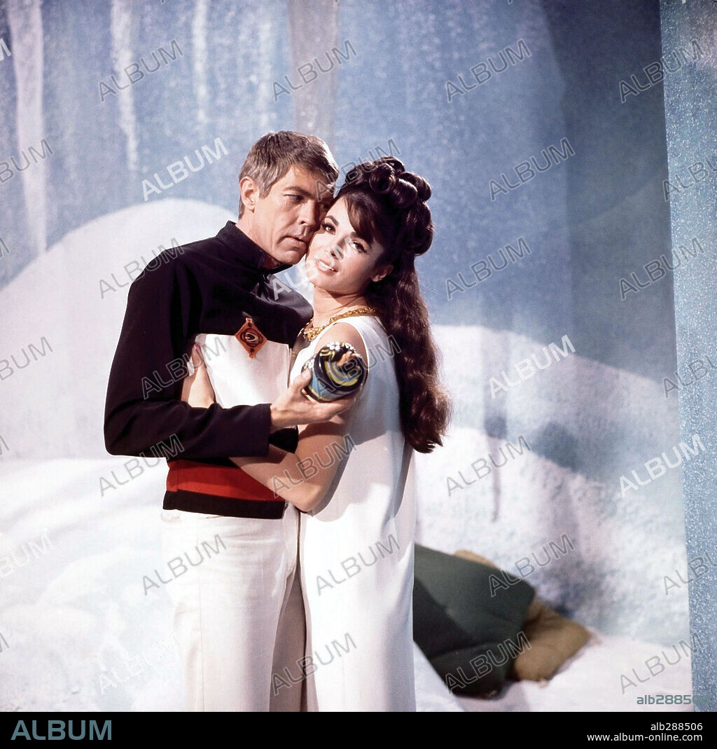 GILA GOLAN y JAMES COBURN en FLINT, AGENTE SECRETO, 1966 (OUR MAN FLINT), dirigida por DANIEL MANN. Copyright 20TH CENTURY FOX.