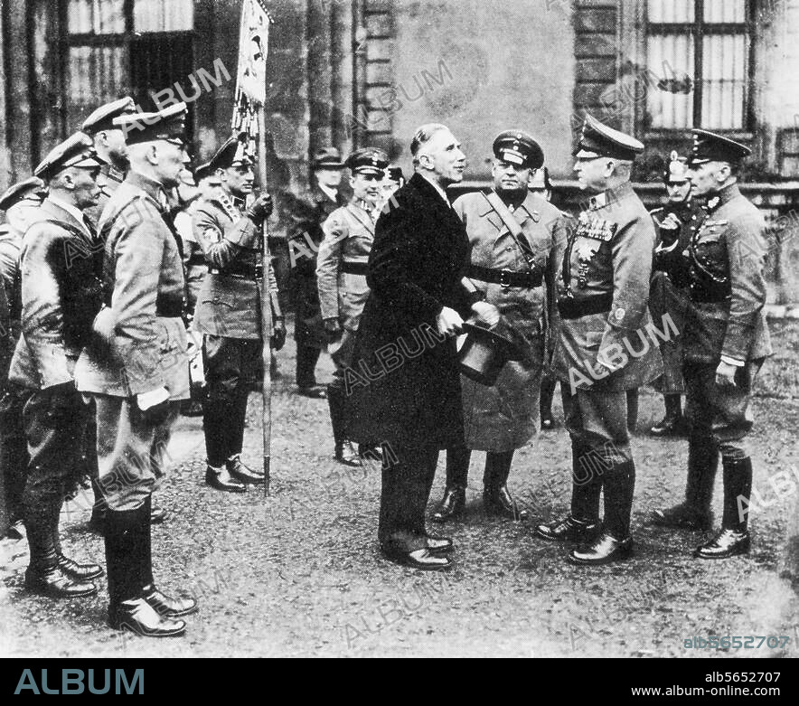 Berlin, 1st to 4th September 1932:. Day of the "Stahlhelm", Bund der Frontsoldaten (Steel Helmet, League of Front Soldiers). Reich Chancellor von Papen visiting the officer corps of the Stahlhelm in Berlin. Photo, 4 September 1932.