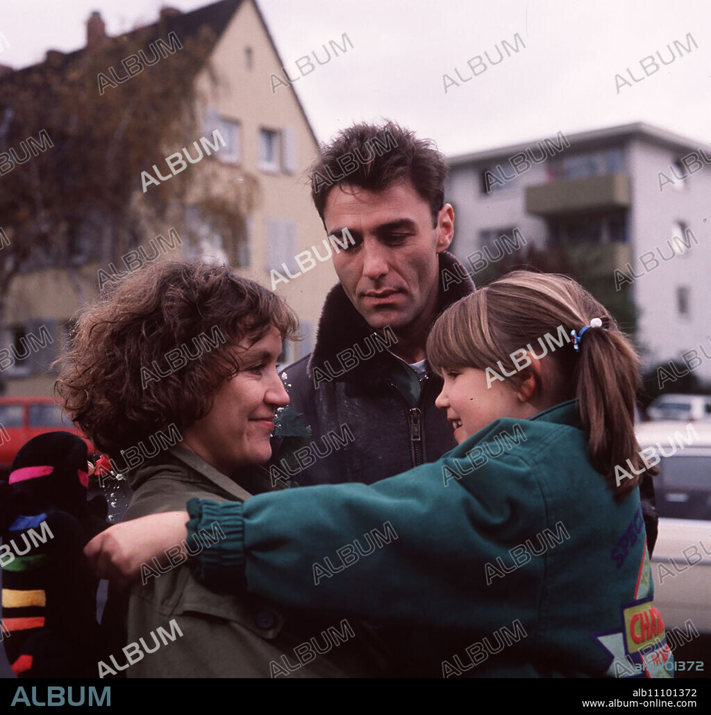 Episode: A Single Chance / The Only Chance Thomas (WERNER STOCKER, m.) picks up Marita (MARITA BREUER, l.) from custody with Mirjam (MIRJAM ABRAHAM, r.). aka. A Single Chance / Headline: A CASE FOR TWO / BRD 1988.