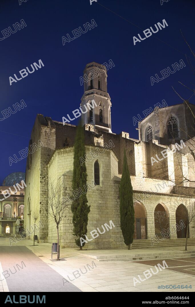 Figueres; Iglesia de Sant Pere (al fondo / izq. el Museo Dalí).