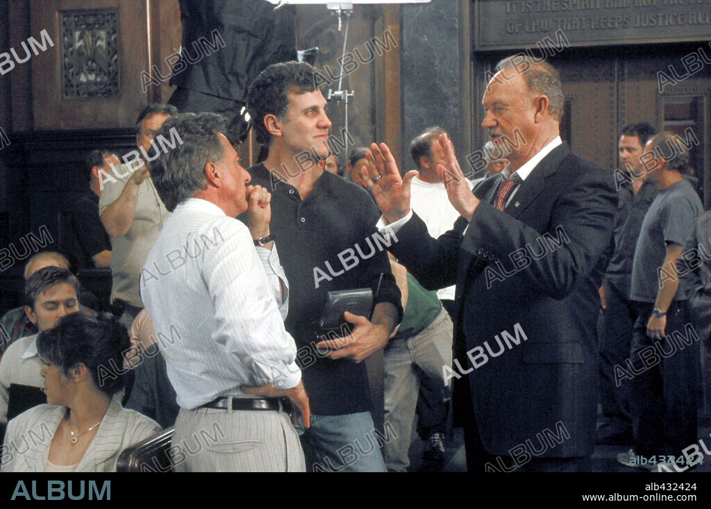 DUSTIN HOFFMAN, GARY FLEDER y GENE HACKMAN en EL JURADO, 2003 (RUNAWAY JURY), dirigida por GARY FLEDER. Copyright MONARCHY ENT. / ROSENTHAL, ZADE.