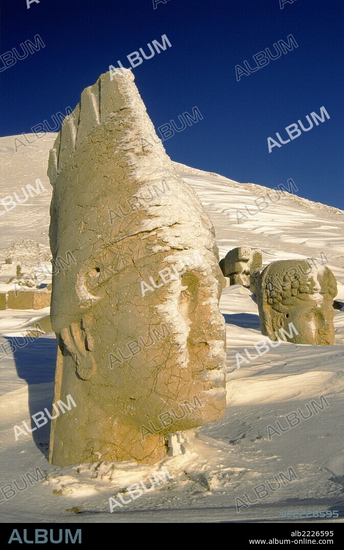 Busto caido del rey Antioco I Epifanes.Tumulo funerario del rey Antioco I.Terraza Occidental.Monte Nemrut(2150m.).Nemrut Dagi Milli Parki.Anatolia Sudoriental.Turquia.